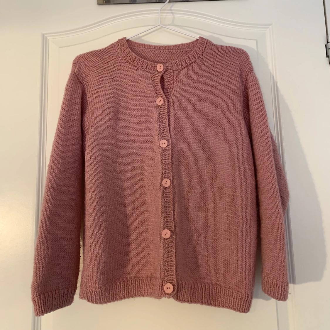 Rosa stickad kofta - 90