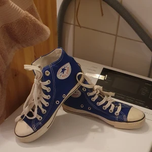 Fin blãkonverse - I mycket bra skick bara behöver bara tvättar och jag tväntar innan jag skickar.passar 36 _ 37