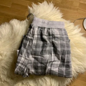 Rutiga mjukisbyxor - Supersköna mjukisbyxor i rutigt material! Utmärkt att ha för hemmabruk! Använda men i väldigt fint skick!