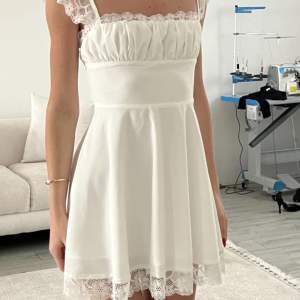Säljer en jättefin vit klänning från Fenity Fashion!! Aldrig använd så den är i perfekt skick. Storlek S. Korset-detaljen går att knyta både i fram och i bak <3 Nypris ~736kr inklusive frakt.