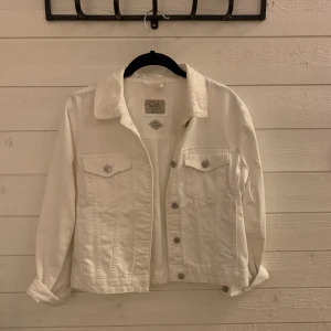 Snygg jeansjacka  - Fin vit jeansjacka perfekt till vår och sommar!  Intw använt, i väldigt fins skick!