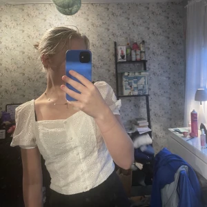 Blus/topp - Säljer kläder pga utresning, fint skick köparen står för frakt💙 Fin tröja/blus använd Max 2 ggr
