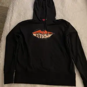 Säljer denna slutsålda hoodie köpt på zalando för omkring 700kr och endast använd runt två gånger. Den är lite stor för mig därav används den inte, men överlag väldigt häftig och i nyskick. Pris kan diskuteras, skicka för fler bilder. KVITTO FINNS! 