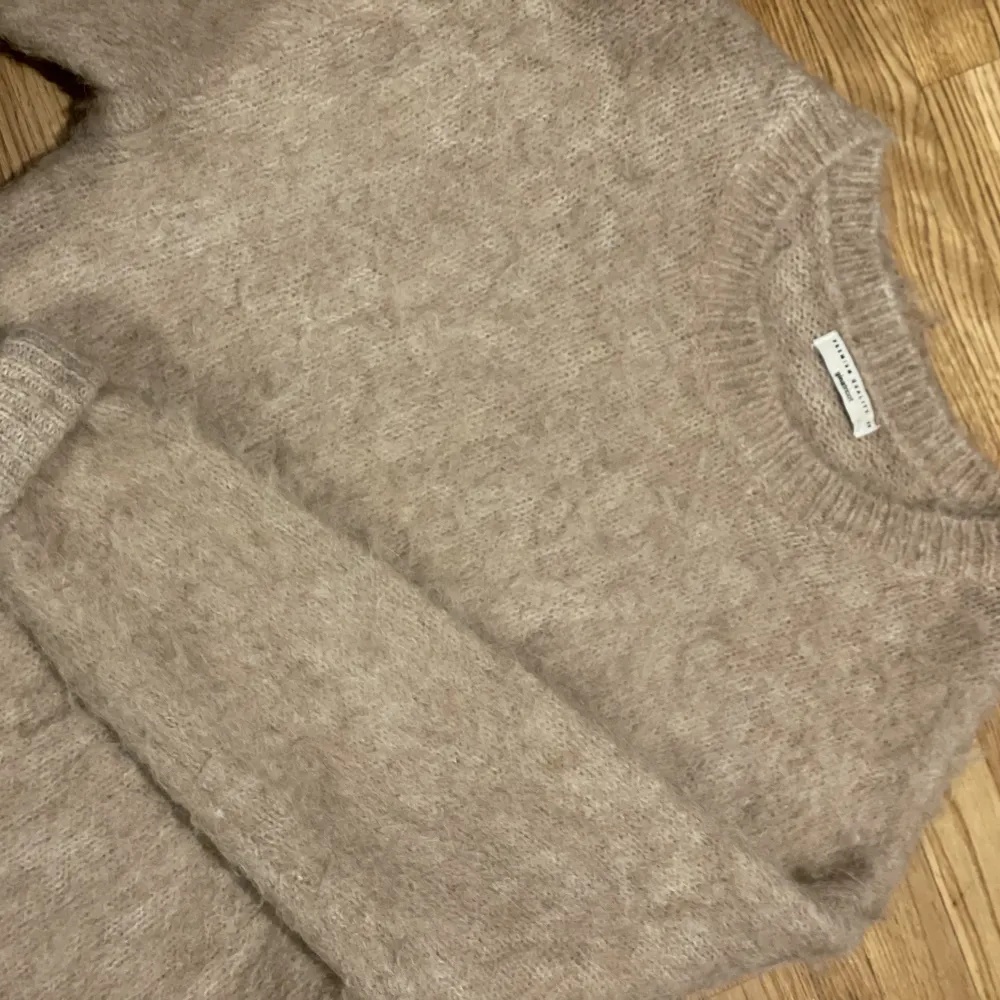 Stickad Premium tröja i alpacka från Gina tricot i en fin beige färg. Är storlek XS men skulle säga att det passar xs-m. Nypris 1000kr . Stickat.