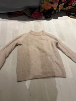 Stickad tröja  - Stickad tröja från H&M, dm för bilder på😇är för liten för mig som brukar bära xs så den är som xxs!