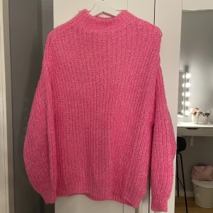 Stickad tröja - Rosa stickad tröja i storlek xs men skulle säga att den är mer som en xs/s då den är oversized 