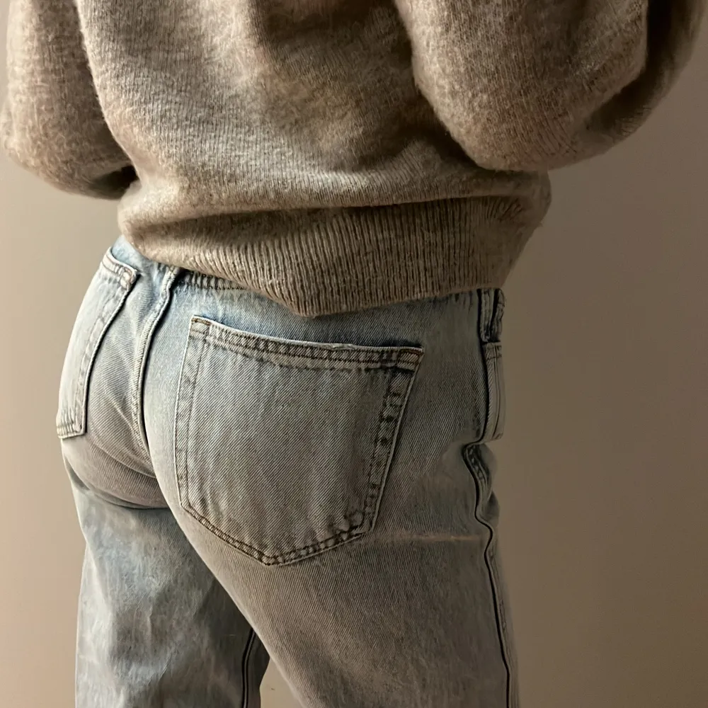 Fina low waist jeans från weekday. Nypris 599kr säljer för 300kr. Stl 32. Jeans & Byxor.