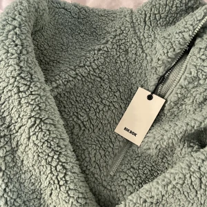 Fluffig tröja - En jätte skön ljus grön fluffig tröja som köptes från bikbok. Den är helt ny då jag aldrig haft på mig den!! Nypris var 300 kr men jag säljer den för 200 kr (pris kan diskuteras) :)