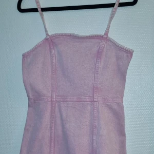 Denimdress - Rosa denim klänning. Snygg figur. Dragkedja i ryggen.