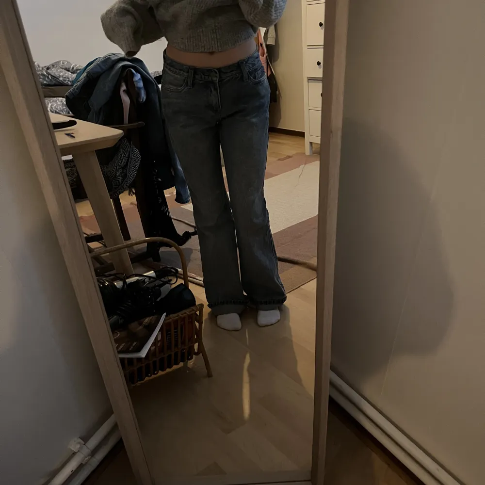 Populära quinn jeans från brandy Melville, säljer pga att decimeter används. I jättebra skick, nypris 400kr💗 första 2 bilderna är lånade . Jeans & Byxor.