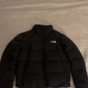 Puffer jacka från The north face i nyskick knappast andvänd men säljs för att den är för liten för mig. Säljs för 1000kr men kan sänkas vid snabbaffär.(: