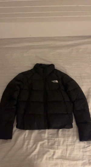 Puffer jacka från The North Face - Puffer jacka från The north face i nyskick knappast andvänd men säljs för att den är för liten för mig. Säljs för 1000kr men kan sänkas vid snabbaffär.(: