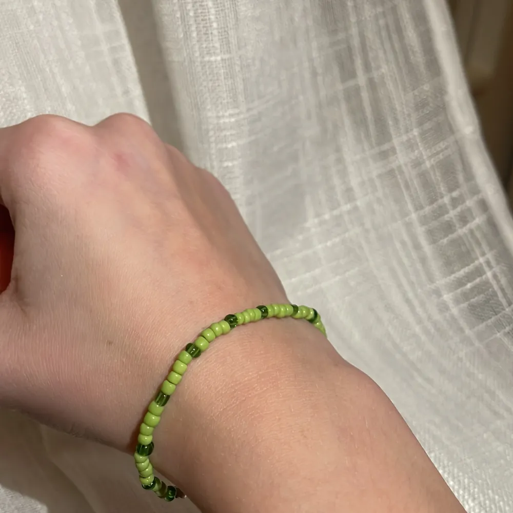Detta är vårt nylanserade ”Kiwi la grön” armband. Den passar bra nu till vintern men också sommarn🥝. Accessoarer.