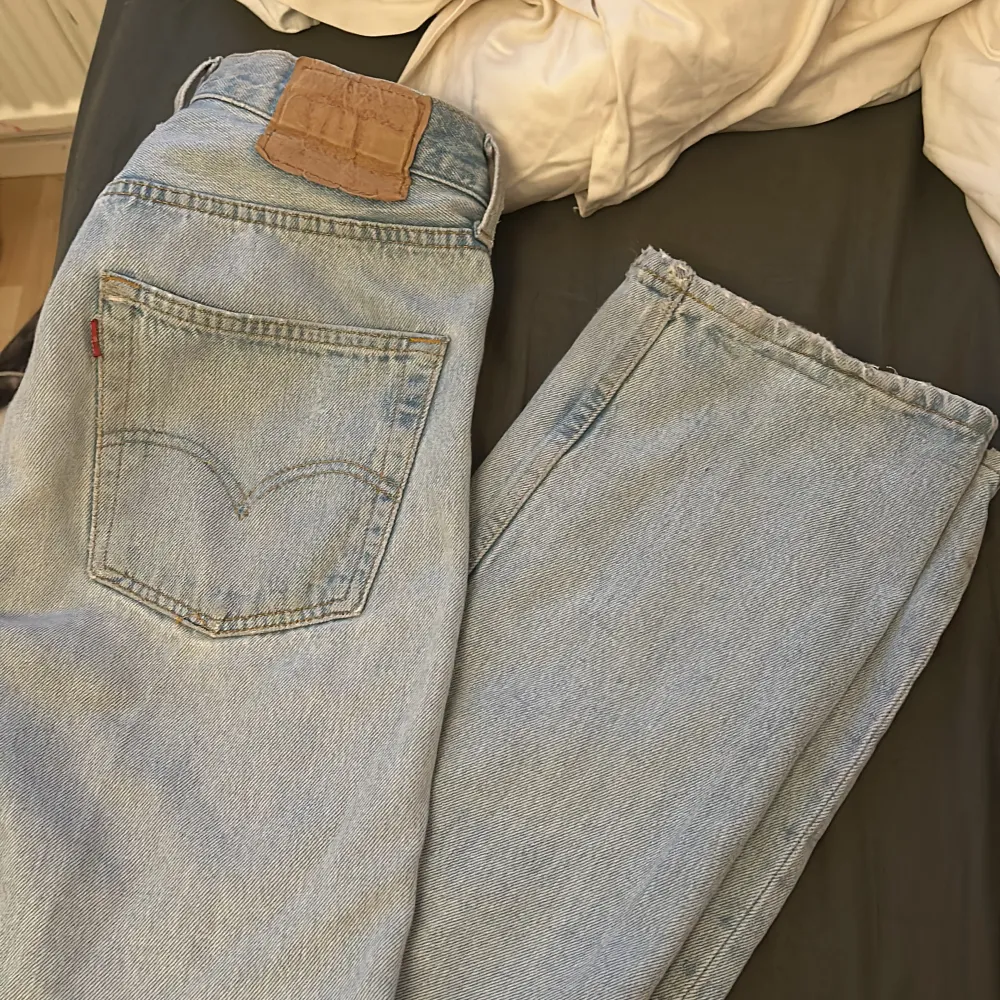 Raka levis jeans med hål på ena knät. Ganska slitna och några små fläckar finns så därav lågt pris. Midjemått 78, innerbenslängd 84. Skriv för fler bilder! . Jeans & Byxor.