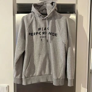 Peak Performance Hoodie  - Peak hoodie i mycket fint skick!   Stl. XL