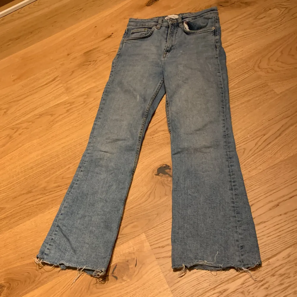 Superfina blåa, lågmidjade jeans ifrån Zara, säljer pga att de är för små.  65kr + frakt🦋. Jeans & Byxor.