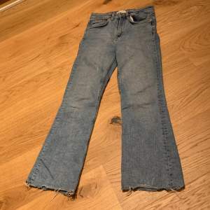 Superfina blåa, lågmidjade jeans ifrån Zara, säljer pga att de är för små.  65kr + frakt🦋
