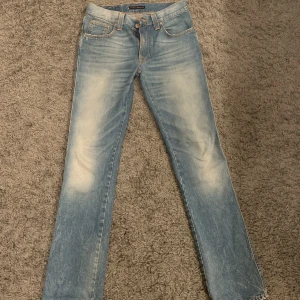Nudie Jeans - Säljer nu dess extremt snygga Jeansen från Nudie vilket är ett professionellt märke när det kommer till Jeans. Det är en blandning på olika typer av blå men nyansen av färgen är ljus. Inte använda särskilt mycket, skick 7/10  Ursprungliga priset är 1500kr