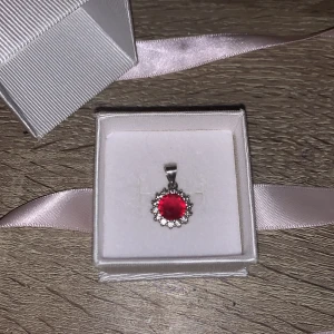 Äkta silver halsband  - Anledningen till att jag vill sälja den är för att jag har tappat bort halsbandet men har kvar den delen bara som inte kommer till användning längre 