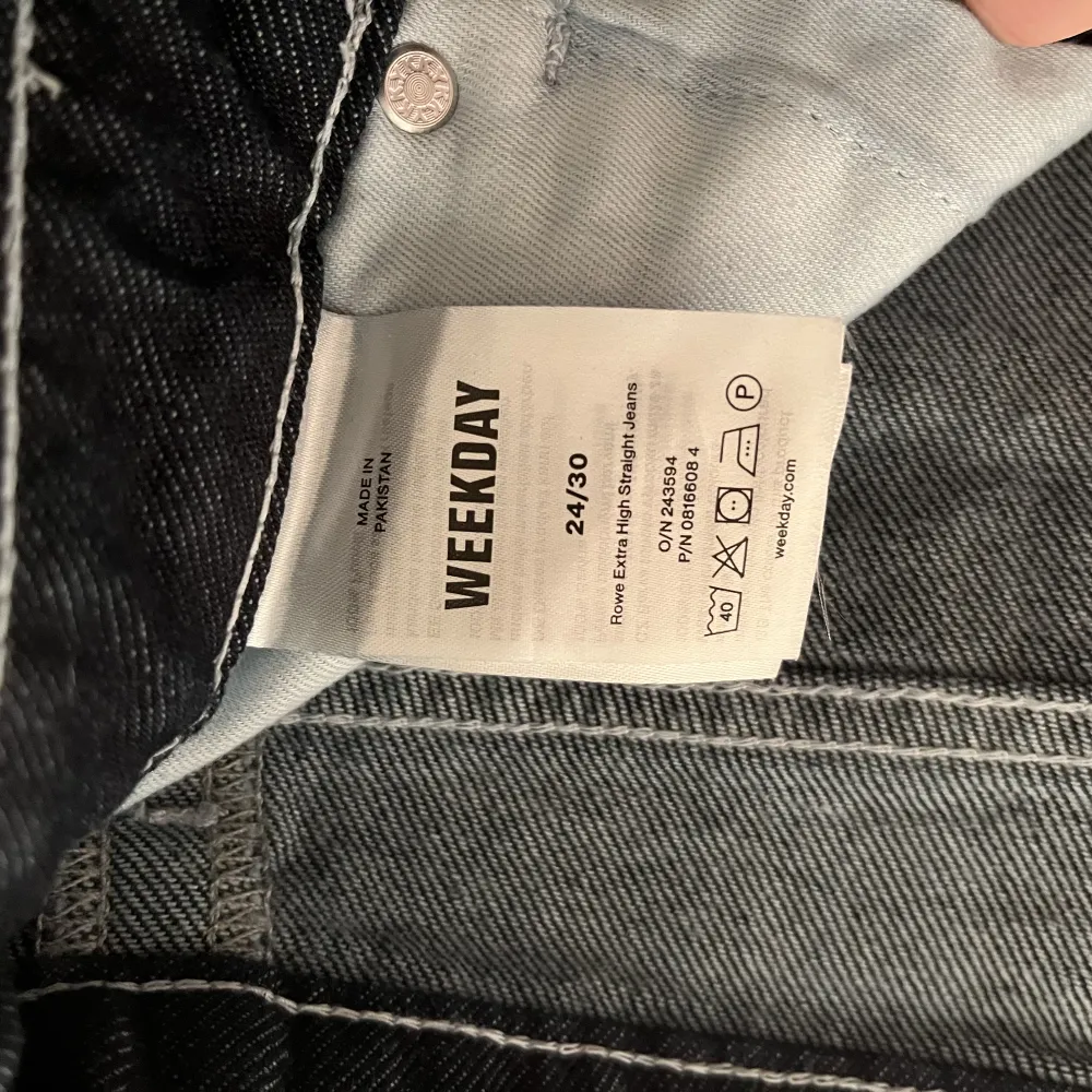 Snyggaste mörkblå jeansen från weekday, säljer då de inte passar mig länge. 👖🥰. Jeans & Byxor.