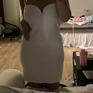 Vit klänning  - Fin studentklänning, för stor för mig så säljer nu den, den är aldrig använd 