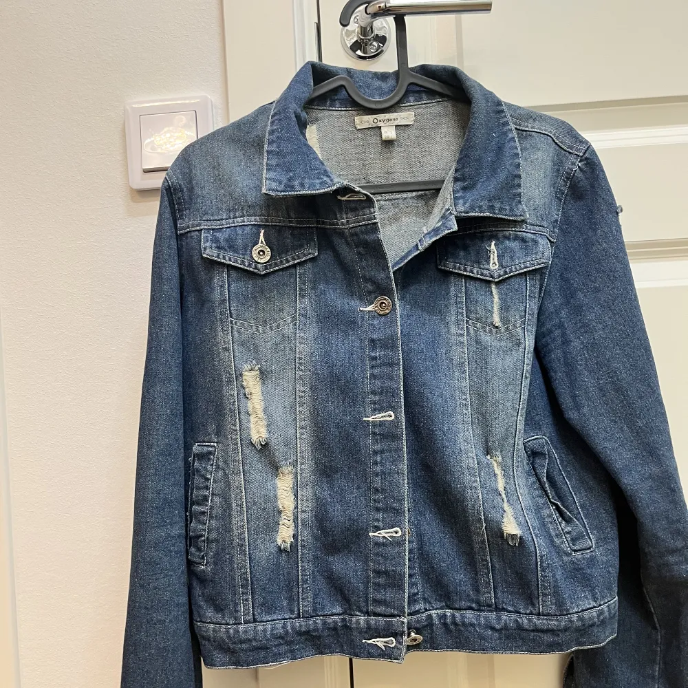 Snygg kort denim jacka som passar M/L. I bra skick men använder inte, har snygga detaljer.. Jackor.