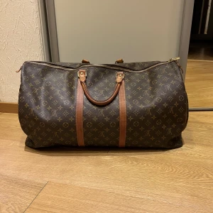 Louis Vuitton keepall 60 - Hej :)  Då väskan används allt för sällan tycker jag det blivit dags för någon annan att få ta del av den.  Som rubriken lyder, en Louis Vuitton Keepall 60 i vintage skick. Ger ett fint helhetsomdömmd!  Självfallet äkta, datumkod och fler bilder kan få!:)