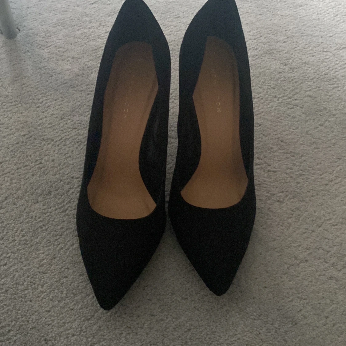 Oanvända höga pumps