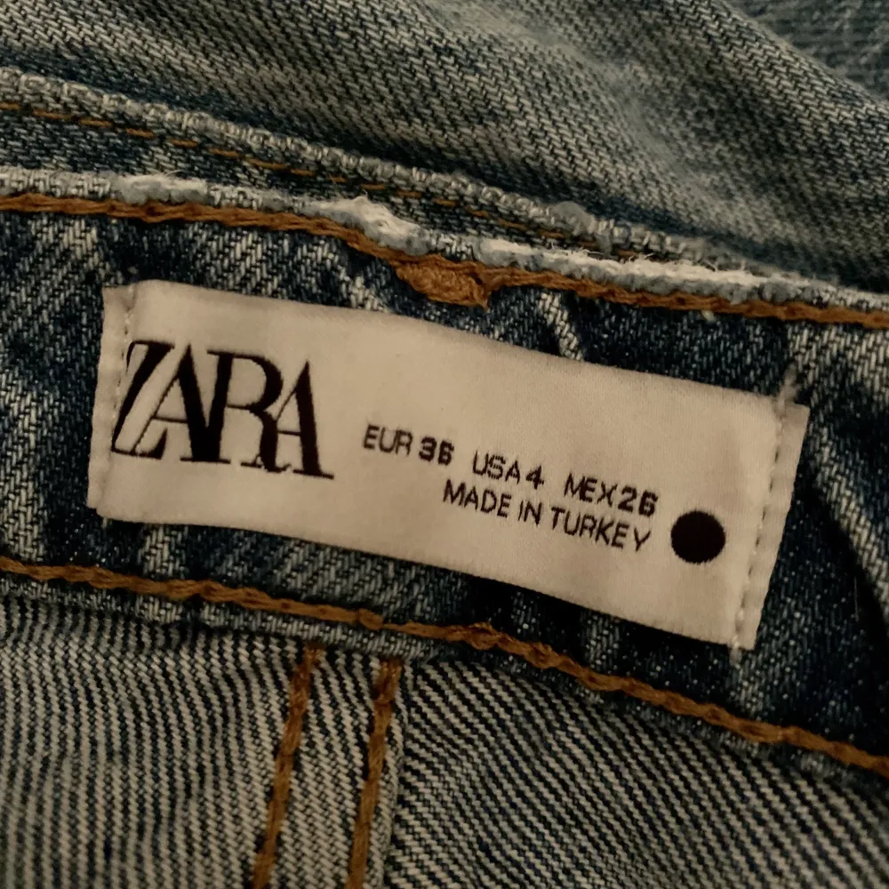Säljer mina perfekta mid-waist jeans från Zara, dom finns ej kvar längre i butiken!   Tyvär så har den fått lite defekter, 💗 köpte för 300 kr men säljer för 200kr . Jeans & Byxor.