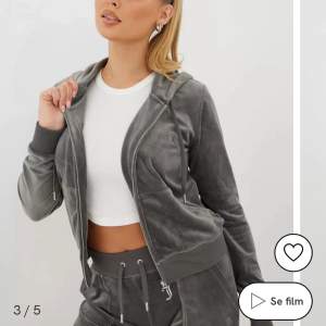 Säljer nu min juicy couture tröja då den inte kommer till användning längre, varsamt använd endast 2-3 gånger. Fler bilder kan skickas.