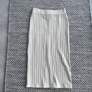 Kjol - Tajt, stickad kjol med slits där bak. Sitter väldigt fint och formar kroppen. Köpt ifrån Lindex. Köparen står för frakten som tillkommer✨