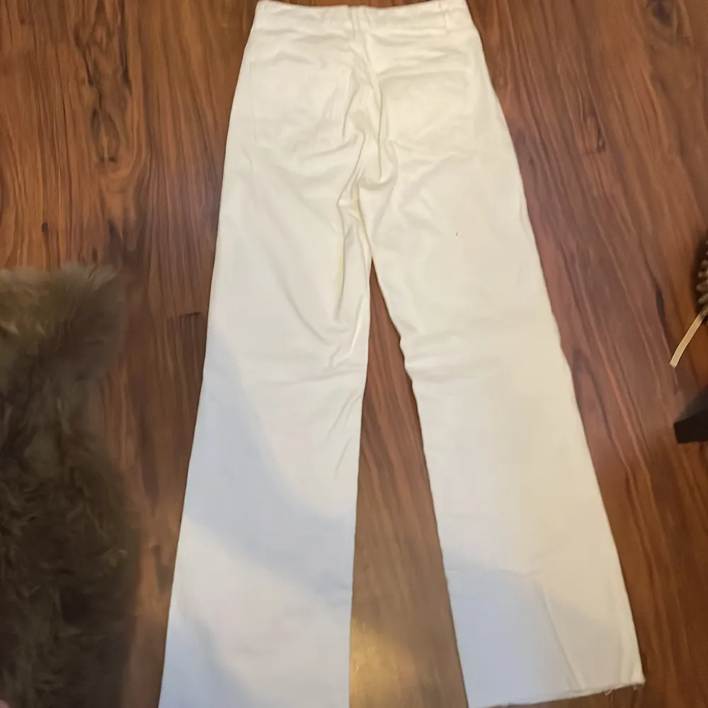 Vita zara jeans, storlek 34 och använda Ca 3 gånger.. Jeans & Byxor.