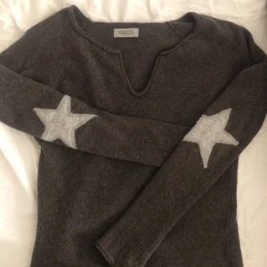 Stickad tröja  - Lägger ut den här igen då det blev lite fel förra gången💗Säljer den här super fina stickade tröjan då den inte kommer till användning💗 köparen står för frakt💗