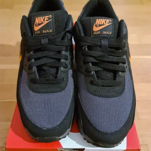 Nike air max  - Säljer nästan helt nya air max använd 3-4 gånger se bilder . Är det nått du undra är det bara att fråga storlek 42. Hämtas I Malmö eller skickas mot fraktkostnad.