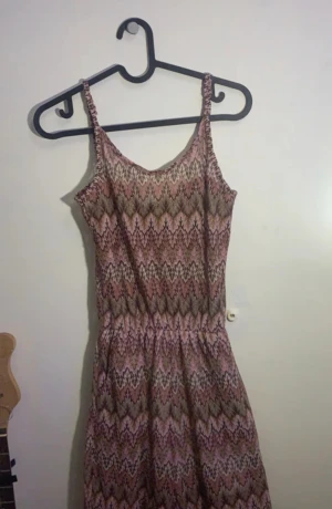 Multi-jumpsuit  - Denna jumpsuit är enkel att bära på. Som du ser på sista bilden så visar jag det som fanns på insidan vilket är som ett skydd. Den har multi färger i löv mönster. Skulle säga att den är väldigt lång på midjan ner till fötterna!