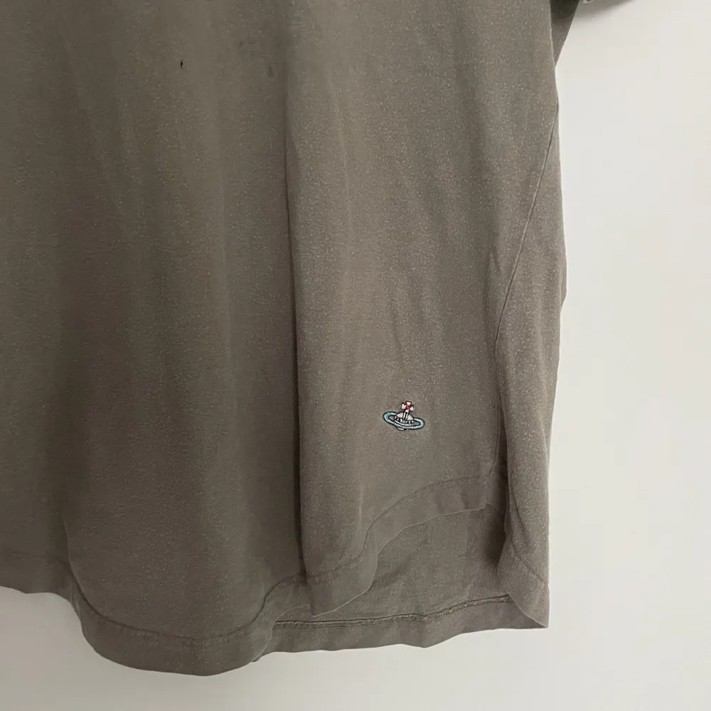 Använt skick, pyttelitet hål ifram som ni kan se på bild nummer 2. Storlek large på lappen sitter som en medium/large . T-shirts.