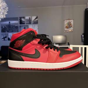 Air Jordan 1 mid gym red black/white i storlek 43/9.5. Använda max 3 gånger och i nyskick. Skriv privat om du är intresserad! Priset är ej fast