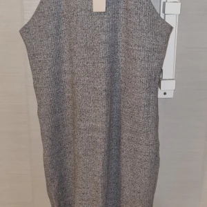 Oanvänd klänning - Oanvänd med lapparna kvar.