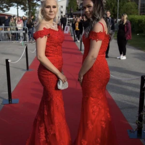 Balklänning  - Balklänning i fint skick säljes, använd 2 kvällar! En gång av mig på min bal 2019 och en gång dessförinnan av tidigare ägare. Xs/S och normal i storlek. Då den dras mot marken är den lite smutsig längst ner men inget man störs av. Köpare står för frakt. 