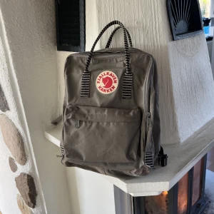 Fjällräven väska - Äkta fjällräven väska som inte kommer till användning. Grå, färg jag inte hittar online då den inte säljs längre. 