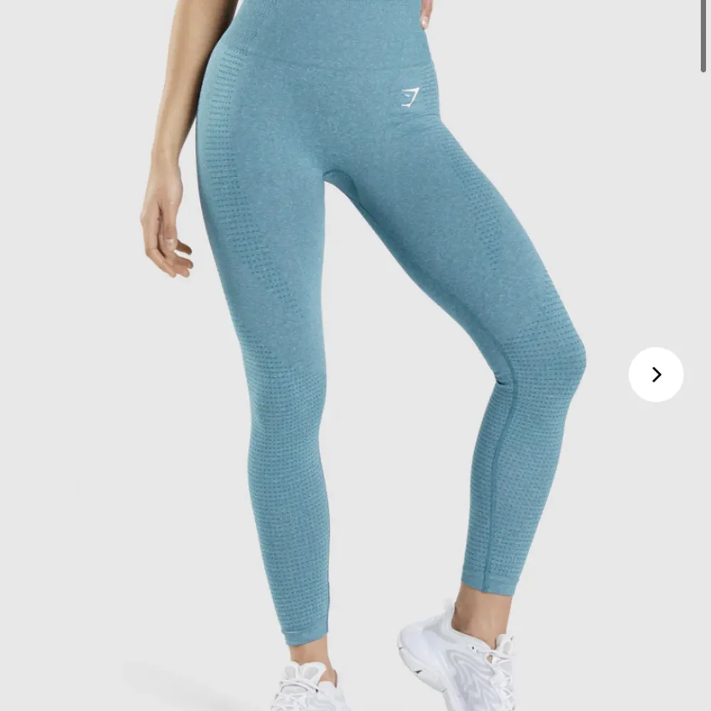 Säljer dessa gymshark tights som aldrig kommer till användning. Har använt dom cirka 4 gånger så de är i fint skick. Skriv för fler bilder!🧚 ❗️Färgen är ljusare i verkligheten, på mina bilder såg de mörka ut eftersom som ljuset ej var så bra❗️. Jeans & Byxor.