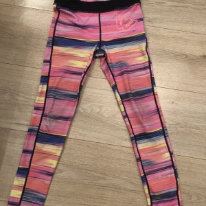 Jympa byxor barn - Dem har fläckar på knäna men dem syns inte så mycket.