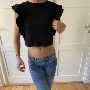 Topp - En jättefin tröja från zara som knappt är använd säljer pågrund av att den inte kommer till användning 💕