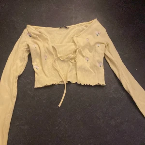 Blommig kofta  - En fin blommig kofta gul 