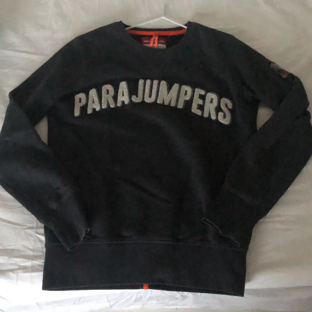 Säljer min PJS Sweatshirt. Den är i storlek XS och har inga defekter såsom hål eller solblekning. Tröjan är mörkgrå. Har använt den ett tiotal gånger och vill bli av med tröjan då jag har växt ur den. Kan gå ned i pris vid snabb affär.😊. Hoodies.