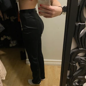 Satinbyxor - Fina byxor i satin köpta på second hand, därav osäker om märke och storlek. Men dom passar mig som oftast har en 34 i byxor🫶🏼 Frakten kostar 59 och ingår inte i priset❤️