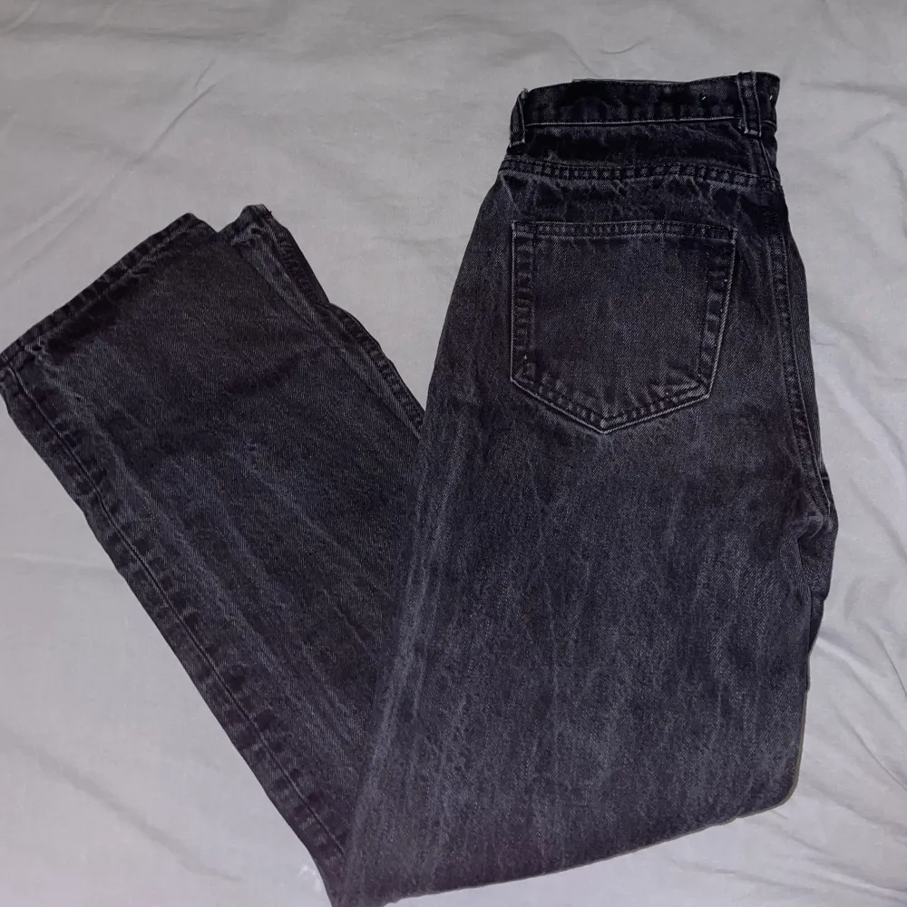 Svarta jeans från Gina tricot. Storlek 34. Korta på mig som är 170. . Jeans & Byxor.