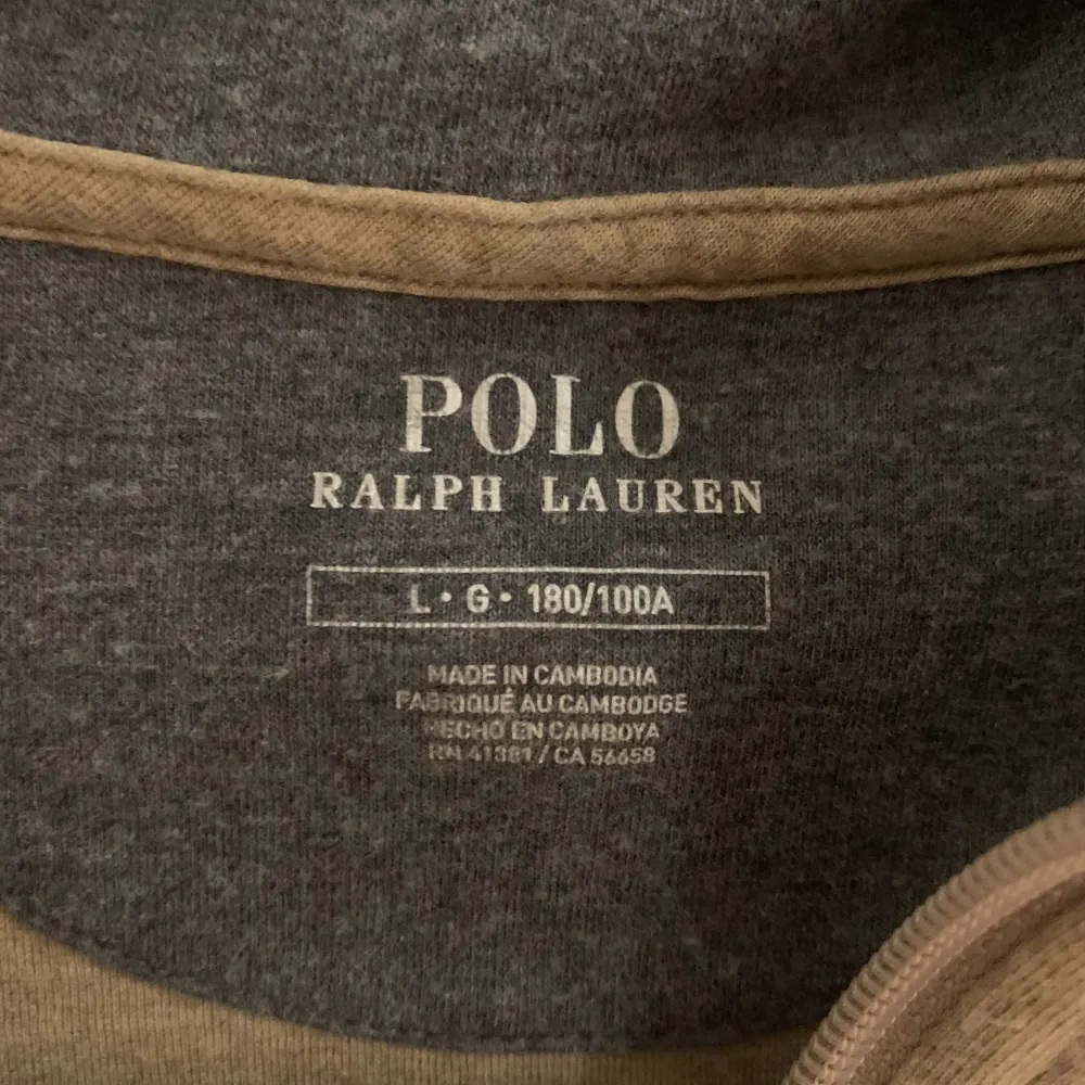 En snygg Ralph Lauren tröja som jag fick men som tyvärr är lite för stor för mig.   Har bara testat den när ja fick den och inget mer!. Tröjor & Koftor.