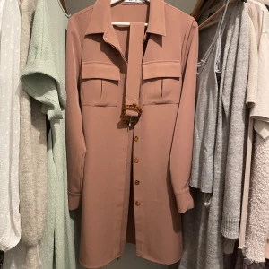 Oanvänd klänning NA-KD - Snygg knälång klänning i nyskick! Kan användas med skärp i midjan.  Färg: Dusty Rose