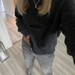 Mörkgrå stickad tröja - Mörkgrå stickad tröja i storlek xs💞